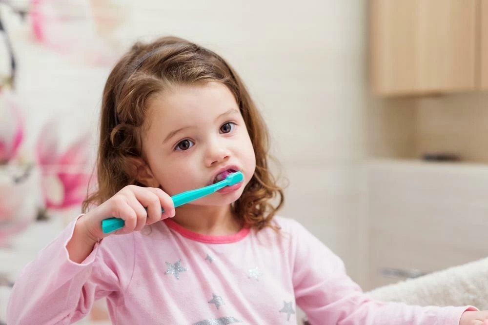 с какого возраста чистят зубы ребенку пастой